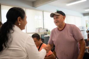 Lee más sobre el artículo Griselda Martínez entrega apoyos sociales a familias manzanillenses