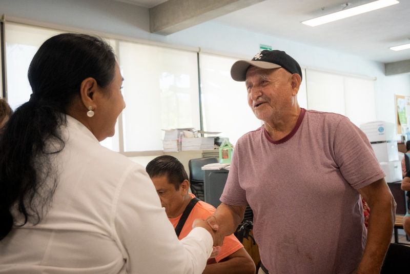 En este momento estás viendo Griselda Martínez entrega apoyos sociales a familias manzanillenses