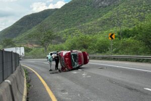 Lee más sobre el artículo Vuelca vehículo en la autopista Colima-Manzanillo