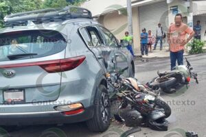 Lee más sobre el artículo Dos motocicletas se impactan contra camioneta en Tecomán; hay un herido