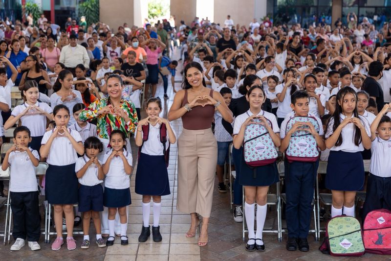 En este momento estás viendo Concluye Colima entregas masivas de ColiBecas Mochilas y Útiles