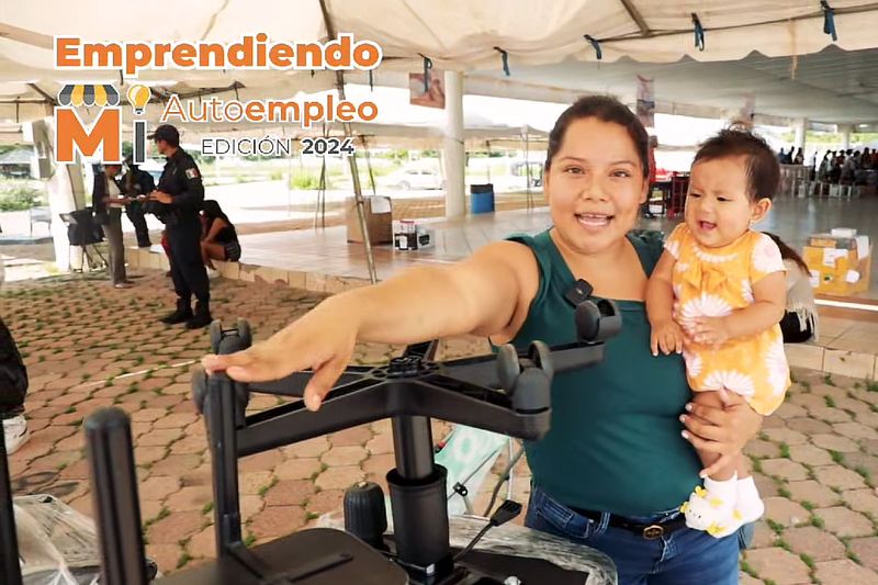 En este momento estás viendo Entrega alcaldesa equipo y herramientas a 221 familias manzanillenses