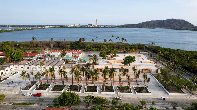 En este momento estás viendo Reciben Manzanillo de Sedatu obra del complejo cultural y deportivo en Unidad Padre Hidalgo