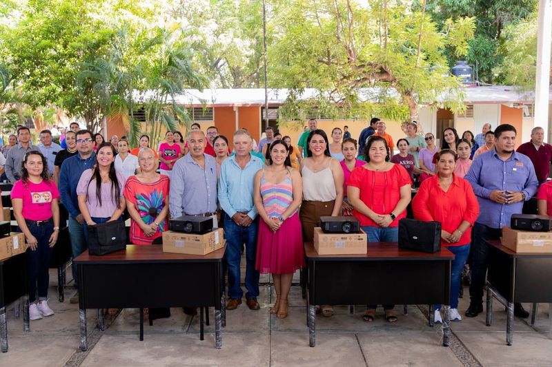 En este momento estás viendo Indira Vizcaíno entregó mobiliario a docentes de Armería con inversión de 1.3 mdp, cubriendo al 100% las escuelas del municipio