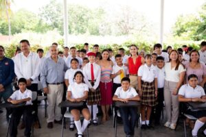 Lee más sobre el artículo Estudiantes de secundaria de Manzanillo reciben mobiliario por Gobierno de Colima