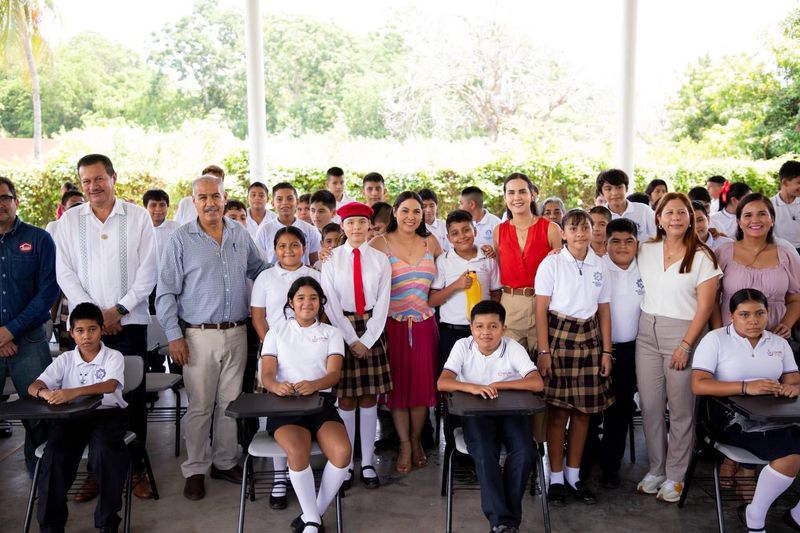 En este momento estás viendo Estudiantes de secundaria de Manzanillo reciben mobiliario por Gobierno de Colima