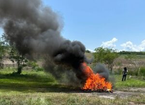 Lee más sobre el artículo FGR incinera narcóticos y destruye máquinas tragamonedas