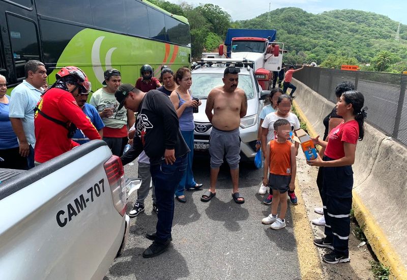 En este momento estás viendo Griselda Martínez anuncia rescate de personas varadas en los ingresos viales hacia Manzanillo