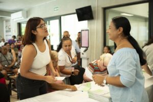 Lee más sobre el artículo Entrega alcaldesa Griselda Martínez apoyos económicos a 52 familias vulnerables