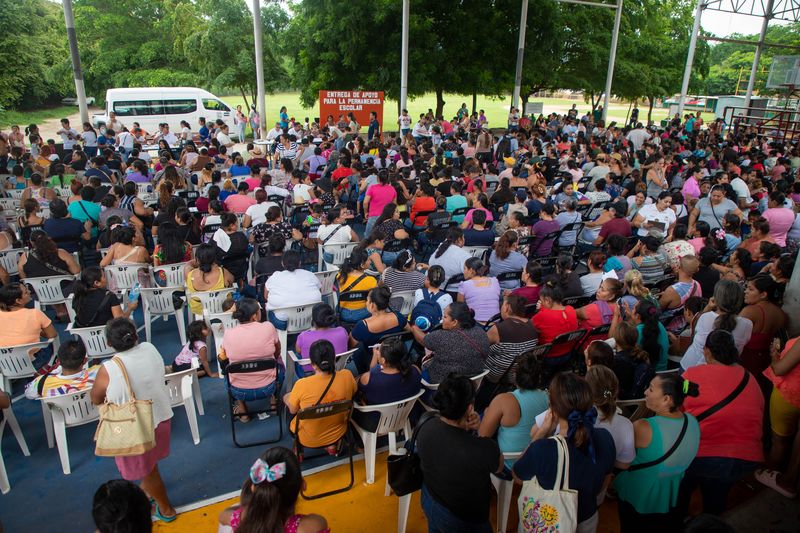 En este momento estás viendo Entrega Griselda Martínez recursos a 1 mil 780 estudiantes manzanillenses de educación básica