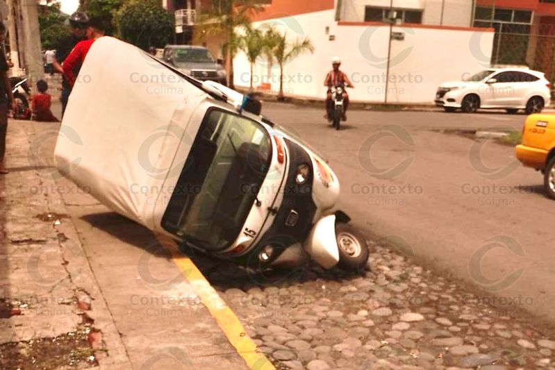 En este momento estás viendo Dos heridos al impactar mototaxi contra motocicleta en Tecomán