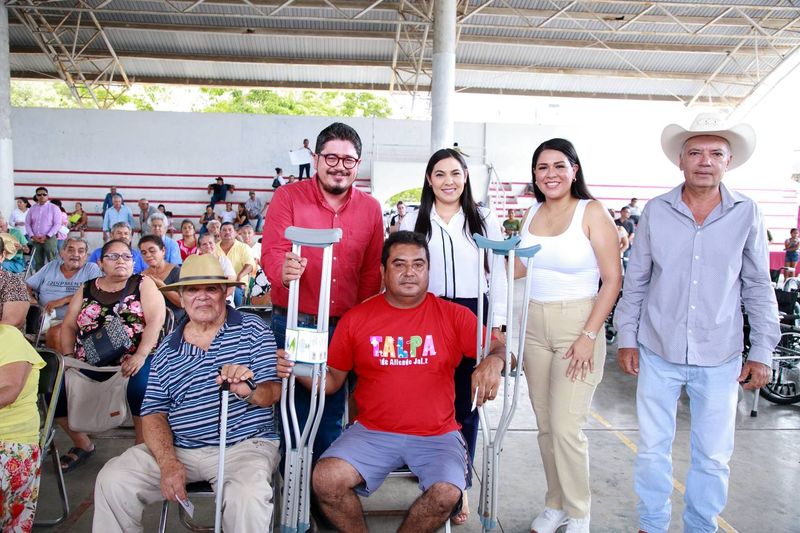 En este momento estás viendo Encabeza gobernadora entrega de aparatos ortopédicos y sillas de ruedas en Armería