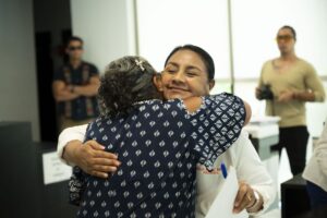 Lee más sobre el artículo Griselda Martínez entrega apoyos sociales a familias manzanillenses