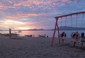 Lee más sobre el artículo Instalan nuevos columpios en Playas de Ventanas y San Pedrito