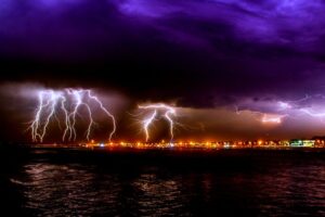 Lee más sobre el artículo Bomberos de Tecomán exhorta a la población a tomar medidas ante tormentas eléctricas