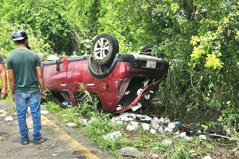 En este momento estás viendo Un herido tras volcar camioneta en el libramiento ‘Fernando Moreno’ en Tecomán