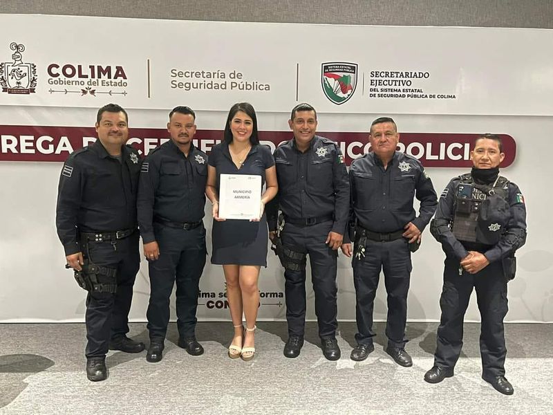 En este momento estás viendo Policías de Armería reciben reconocimientos de certificados únicos policiales