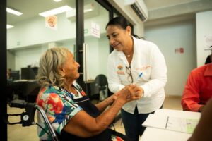 Lee más sobre el artículo Griselda Martínez entrega apoyos sociales a familias manzanillenses