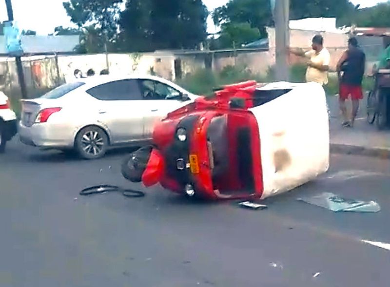 En este momento estás viendo Choca mototaxi contra automóvil en Tecomán