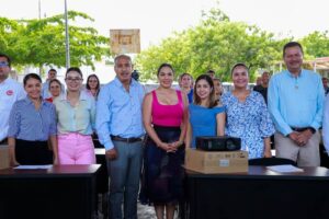 Lee más sobre el artículo Entrega gobernadora mobiliario nuevo a docentes de escuelas rurales en Tecomán