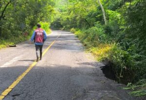 Lee más sobre el artículo Alerta PC por socavón en carretera La Villa-Minatitlán