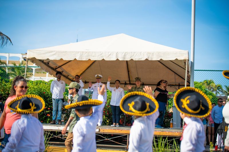 En este momento estás viendo Desfilan cientos de unidades municipales y miles de manzanillenses por Independencia de México