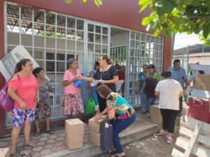 Lee más sobre el artículo Entrega alcaldesa de Armería apoyos alimentarios a familias de comunidades