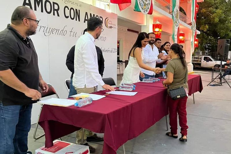 En este momento estás viendo Entrega alcaldesa de Armería escrituras de terrenos vendidos a bajo costo