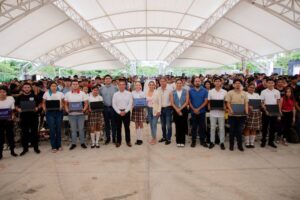 Lee más sobre el artículo Entrega gobernadora computadoras gratuitas a 426 estudiantes de Isenco y UdeC, en Tecomán