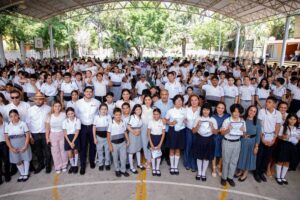 Lee más sobre el artículo Entregan 642 ColiBecas Uniformes a estudiantes de la secundaria ‘Enrique Corona Morfín’