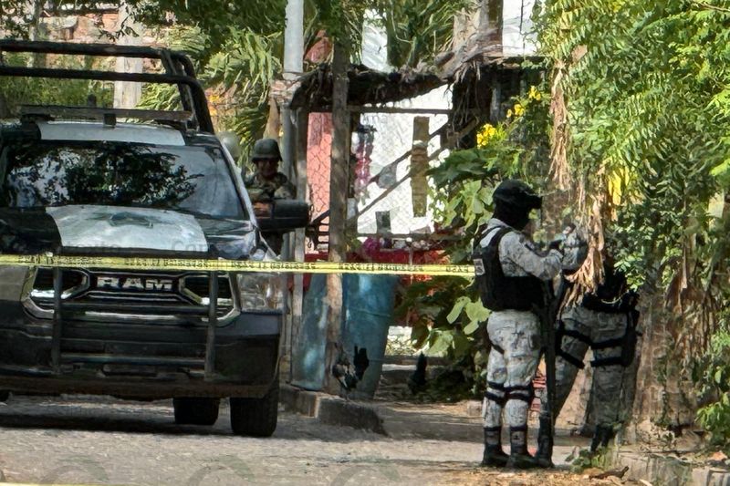 En este momento estás viendo Dejan un cuerpo embolsado en la puerta de una casa en Tecomán