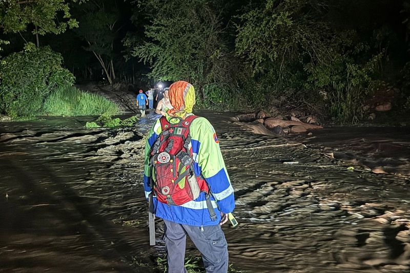 En este momento estás viendo Rescatan a 53 personas incomunicadas en El Mixcuate