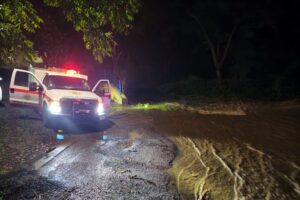 Lee más sobre el artículo Evacuaron a 6 personas en El Trapiche por tromba; rescatan a motociclista