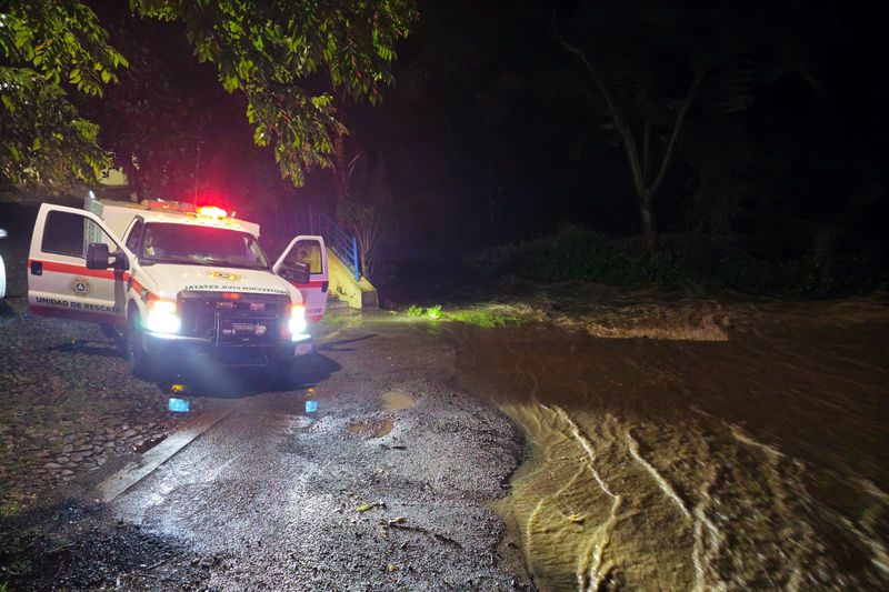 En este momento estás viendo Evacuaron a 6 personas en El Trapiche por tromba; rescatan a motociclista