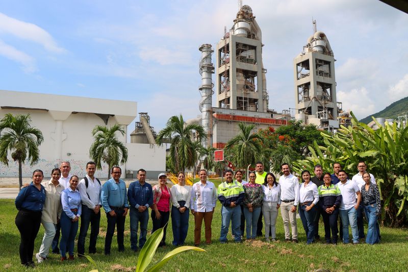 En este momento estás viendo Firman convenio UdeC y Grupo Holcim para que más jóvenes sigan estudiando