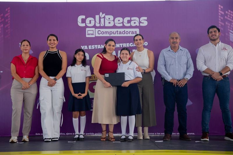 En este momento estás viendo Reciben cerca de 2 mil estudiantes de secundarias de Manzanillo laptops gratuitas