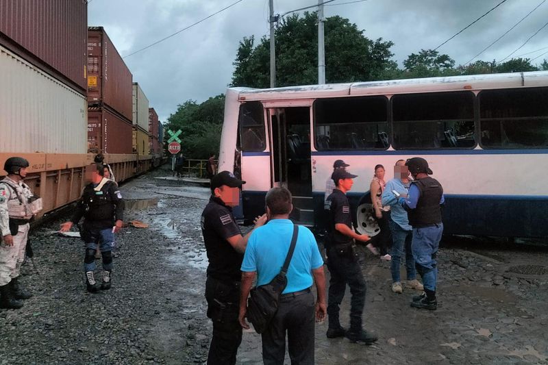 En este momento estás viendo Choca camión con el tren en Coquimatlán; hay al menos 6 heridos