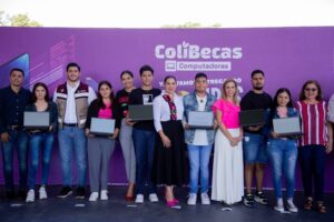 Lee más sobre el artículo Entregan laptops gratuitas a estudiantes de la UIC y ‘Vasco de Quiroga’ en Comala