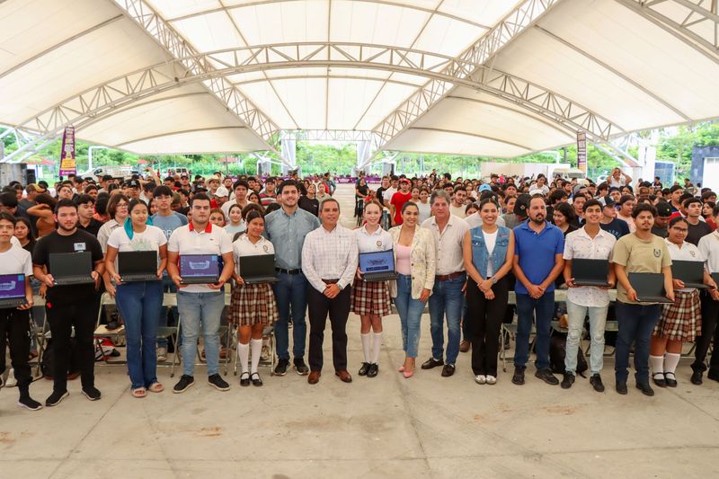 En este momento estás viendo Asegura el rector de la UdeC que ColiBecas Computadoras es un beneficio tangible para estudiantes