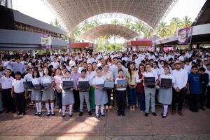 Lee más sobre el artículo Entregan más de 2 mil estudiantes de secundaria