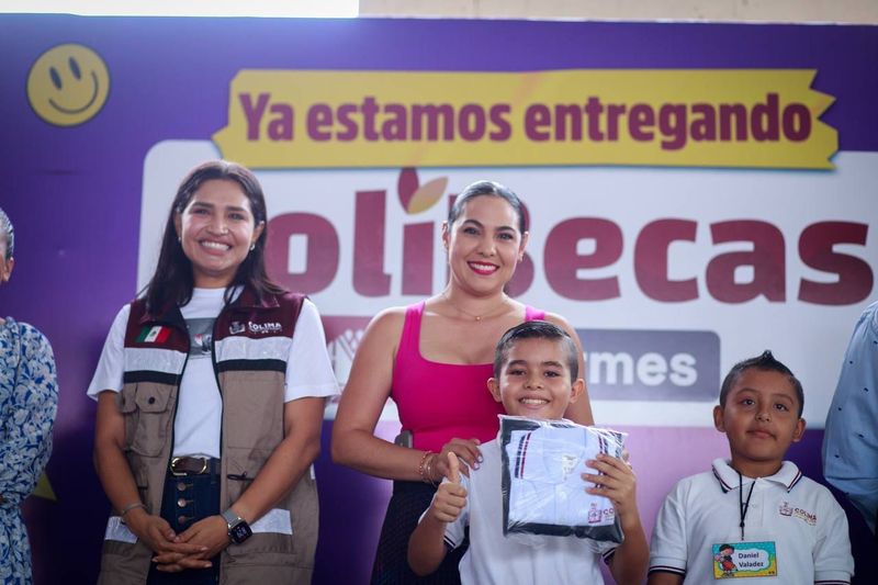 En este momento estás viendo Entregan ColiBecas Uniformes en Tecomán