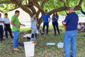 Lee más sobre el artículo Trabajadores del campus Tecomán aprenden a manejar fauna silvestre