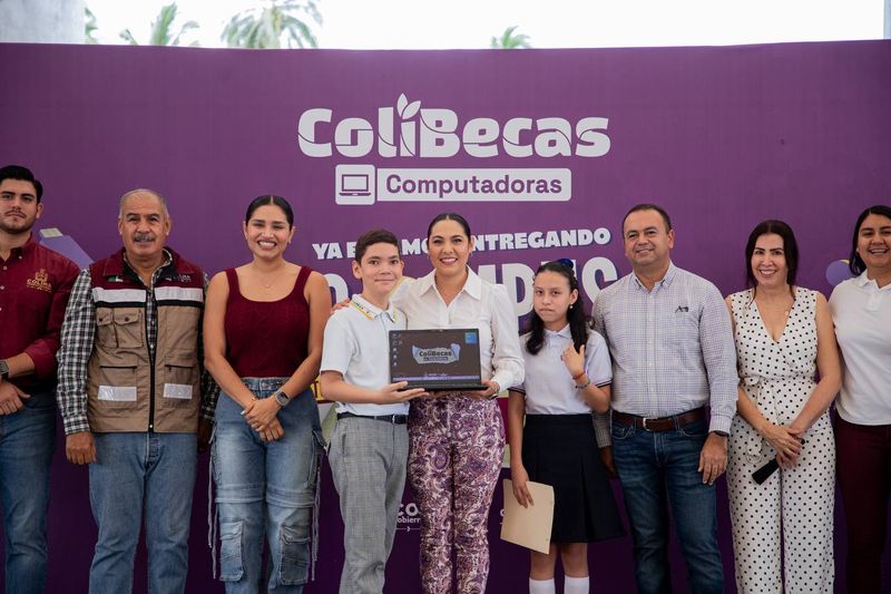 En este momento estás viendo Entregan laptops gratuitas en secundarias de Tecomán