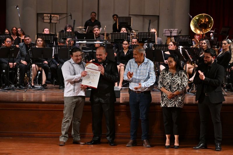 En este momento estás viendo Rinden homenaje a Miguel Ángel Alatorre, por los 33 años perteneciendo a la Banda Sinfónica del Gobierno del Estado