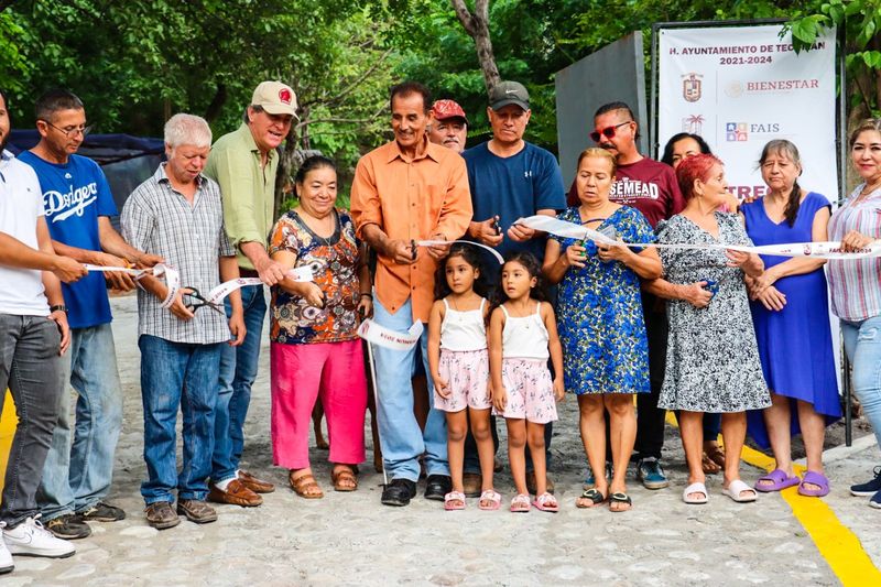 En este momento estás viendo Inaugura Elías Lozano rehabilitaciones de calles en Tecomán