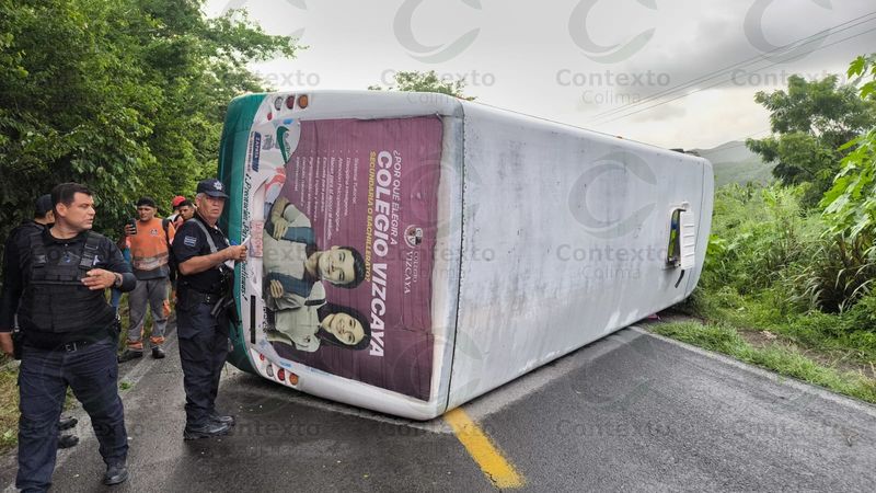 En este momento estás viendo Trágico accidente en la libre: choca tráiler con autobús; hay 18 heridos y un fallecido