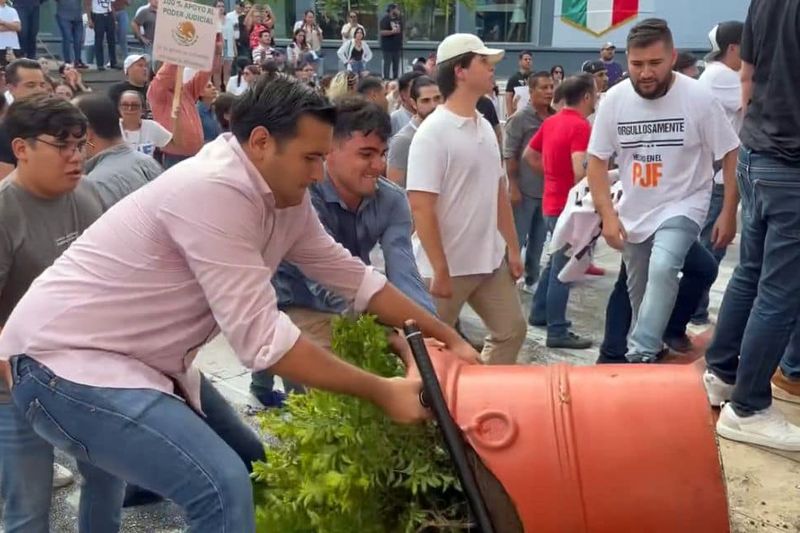 En este momento estás viendo Regidor del PRI de La Villa, uno de los agresores en el Congreso, acusa Dulce Huerta