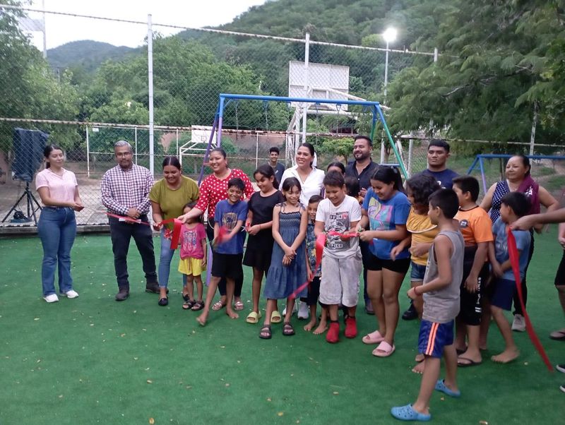 En este momento estás viendo Diana Zepeda entrega parque infantil renovado en la Lázaro Cárdenas