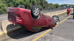 Lee más sobre el artículo Una herida al volcarse un vehículo en la autopista Manzanillo-Colima