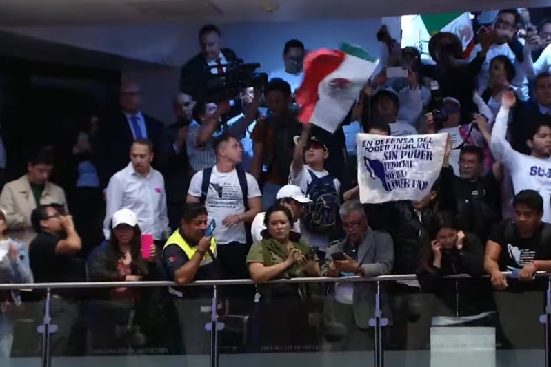 En este momento estás viendo Suspenden sesión en el Senado por irrupción de manifestantes